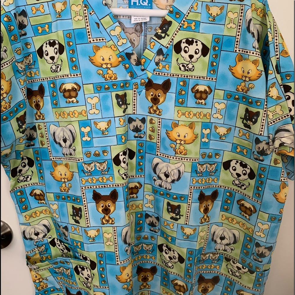HQ Scrub top